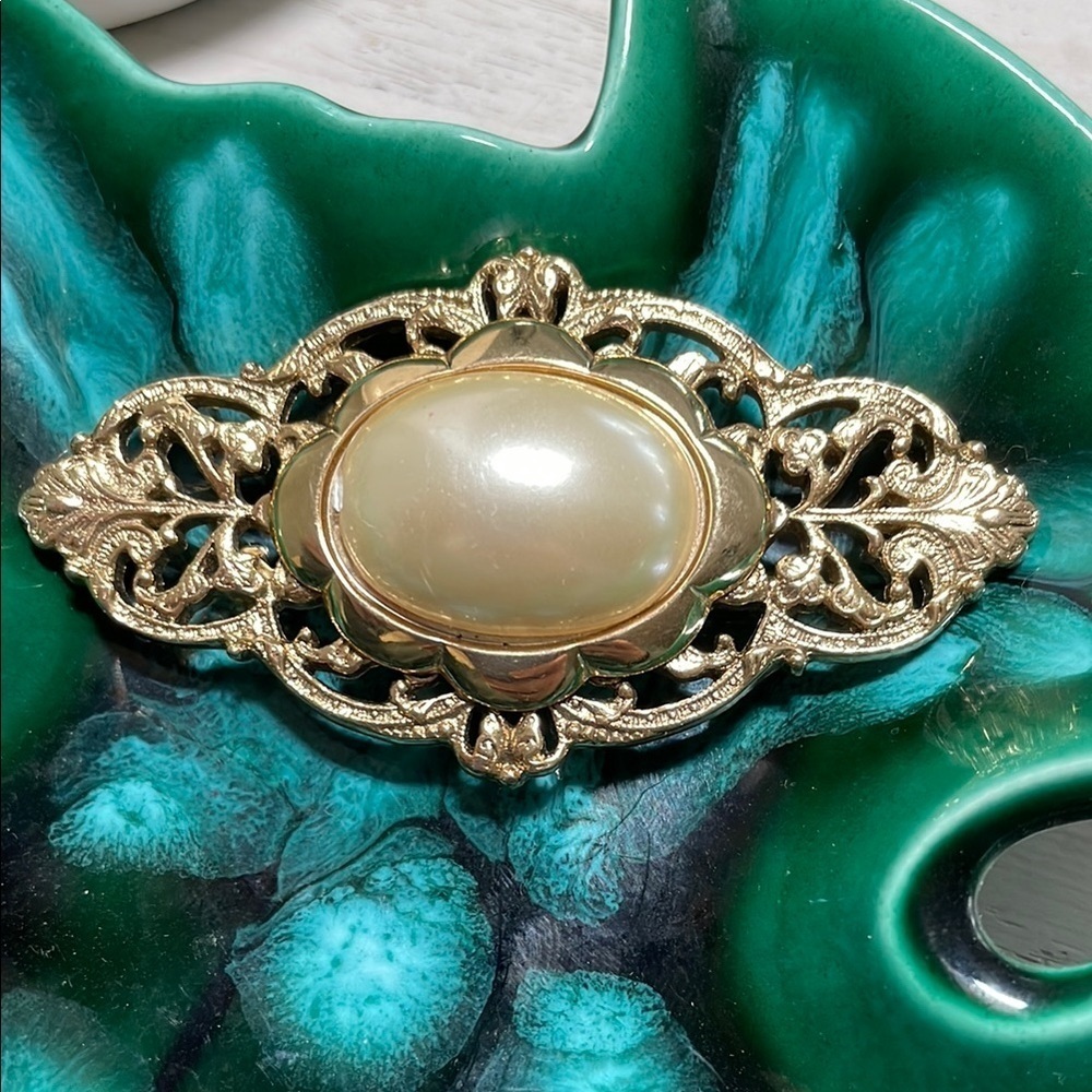 Gold and Cream Pearlescent Oval Brooch with Filigree Design - Picture 8 of 13